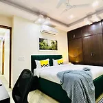 Bluo Modern 3Bhk Rohini - Lift , Parking , Balcony