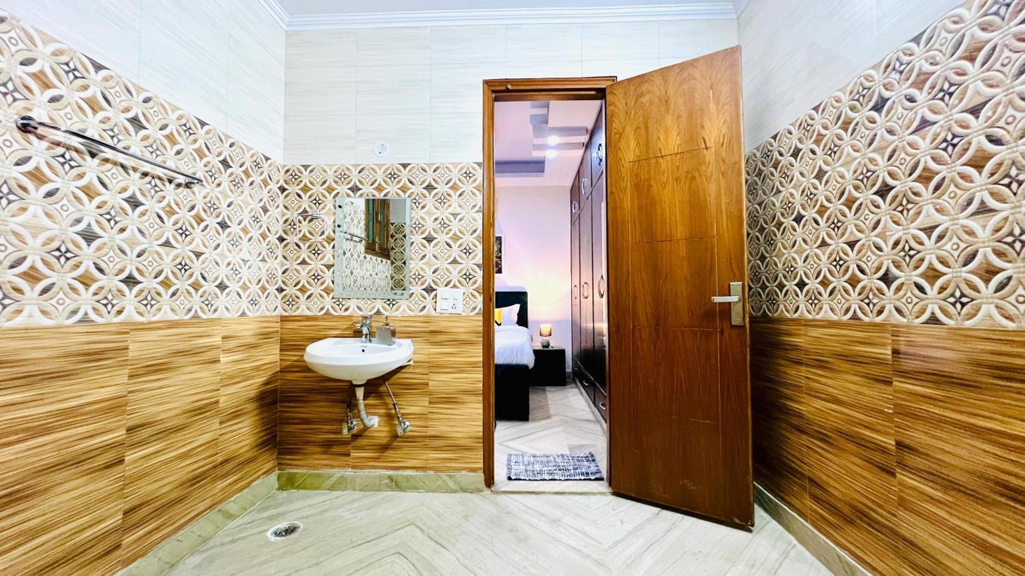 Bluo Modern 3bhk Rohini - Lift , Parking , Balcony Apartment New Delhi