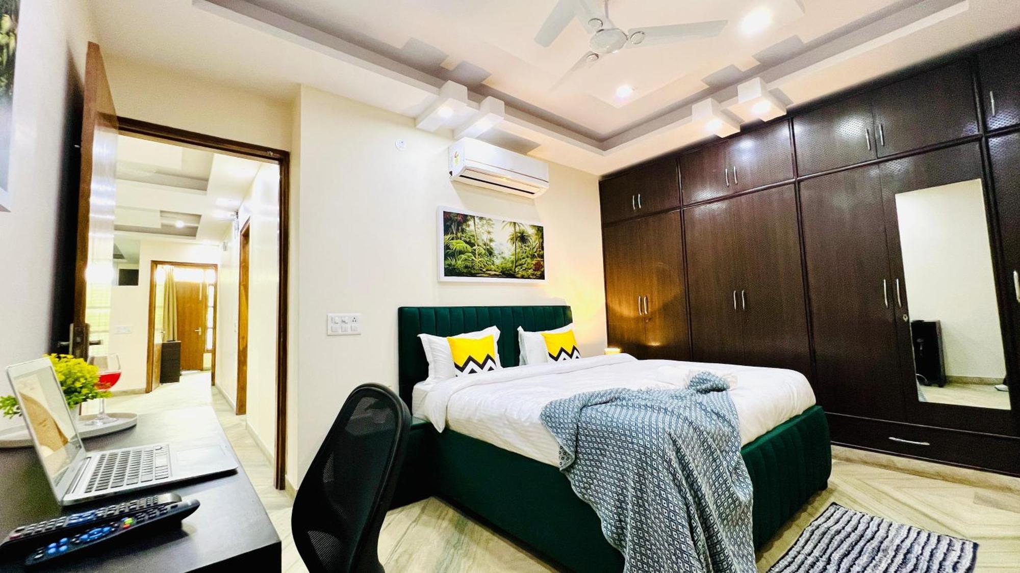 Bluo Modern 3bhk Rohini - Lift , Parking , Balcony *