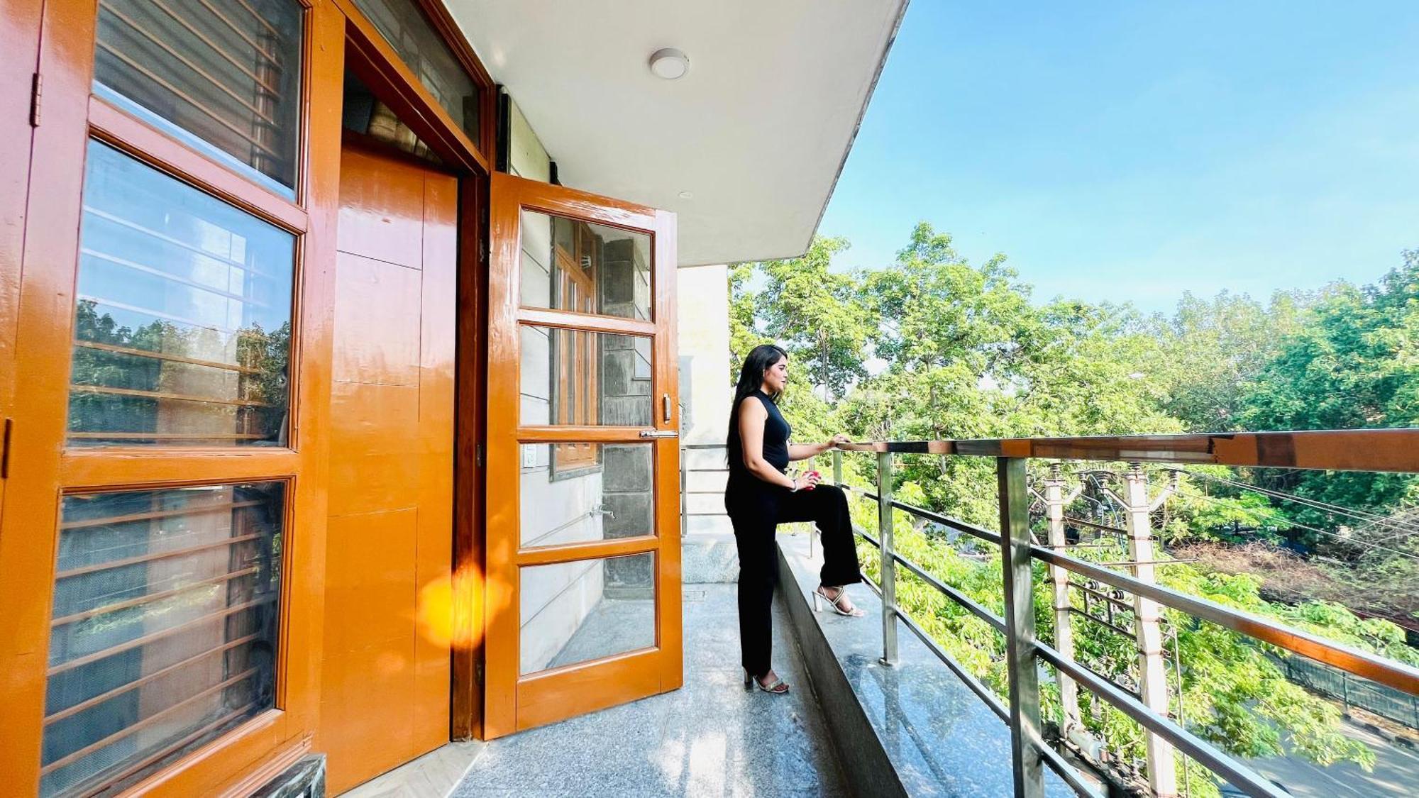 Bluo Modern 3bhk Rohini - Lift , Parking , Balcony Apartment New Delhi