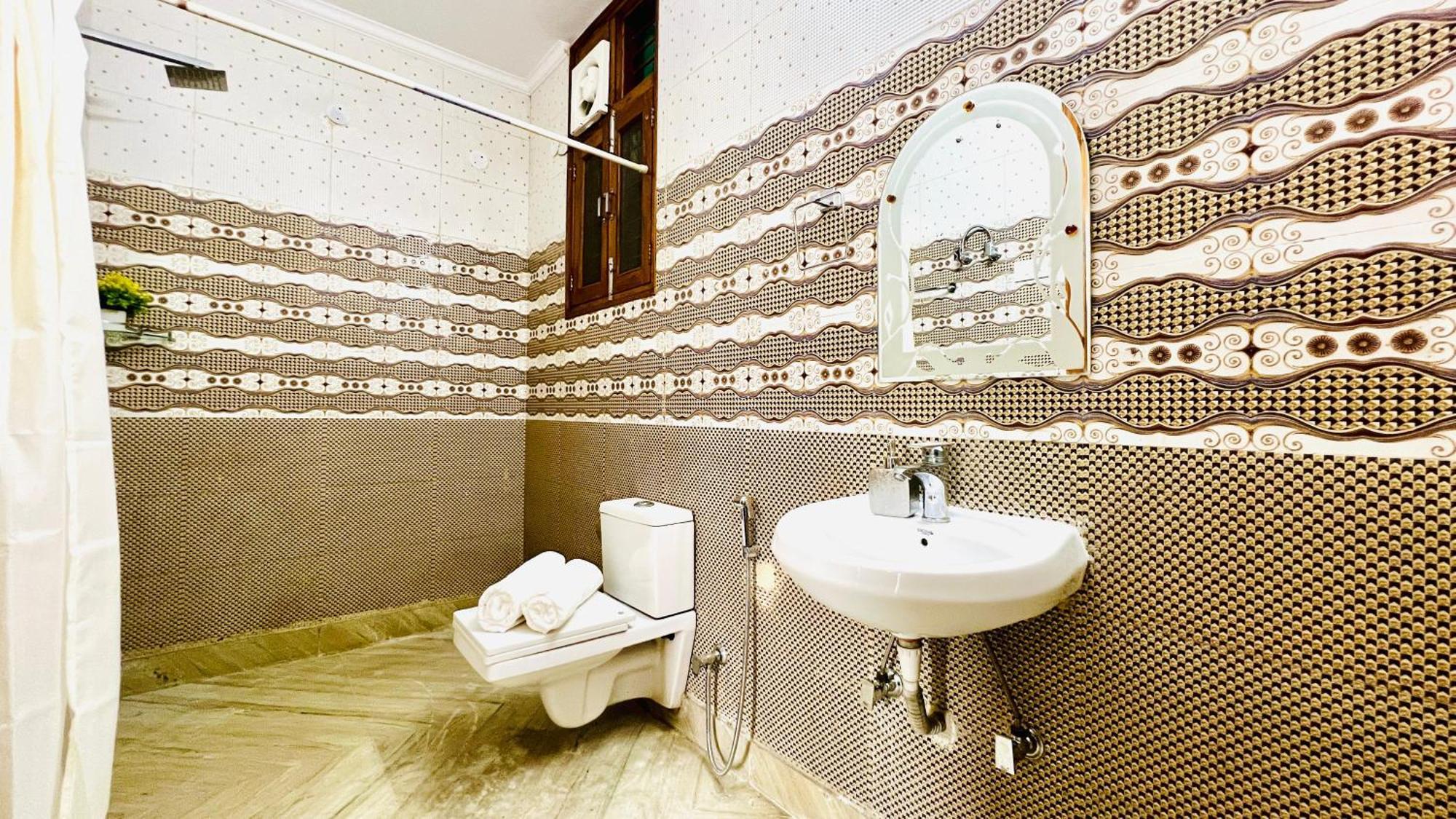 Bluo Modern 3bhk Rohini - Lift , Parking , Balcony * New Delhi